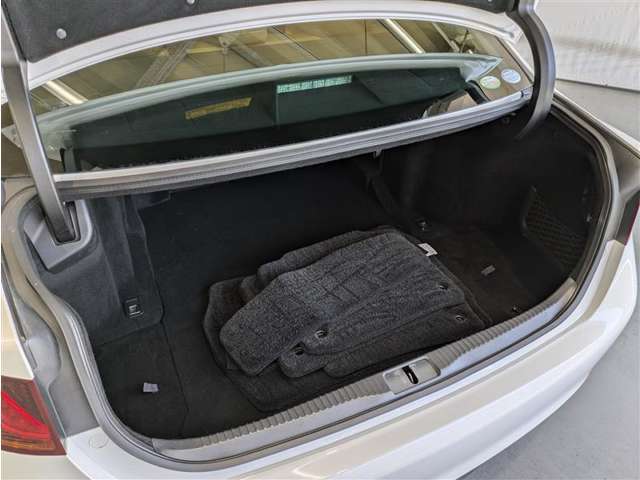 トランクルームもしっかりとしたスペースが御座いますよ！　意外と奥行きが深くかなりの量のお荷物を積み込むことが出来ます！