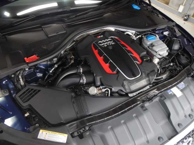 V8　4L　TFSIツインターボエンジンを搭載。8速ティプトロニックトランスミッションを組み合わせ、高性能エンジンやフルタイム4輪駆動クワトロ（quattro）