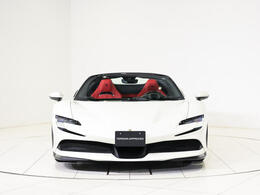 モーターのみでのEV走行も可能で、都市部での静かなクルージングからサーキットでのダイナミックな加速まで、シーンに応じた多彩な走行モードを楽しめます。