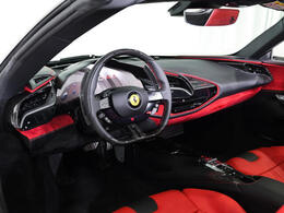 清潔感と存在感を兼ね備えたBianco Avusの外装に、鮮やかなRosso Ferrari内装を組み合わせた美しいコントラストが魅力。