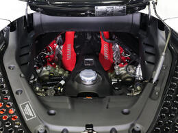 SF90 Spiderには、V8 3.9Lツインターボエンジンに加え、3基の電気モーターを組み合わせたPHEVシステムが搭載されており、システム総出力は1，000cv（馬力）に達します。