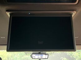 【フリップダウンモニター】大画面モニターで後席でもエンタメをお楽しみいただけます。小さなお子様にも大人気の装備です♪
