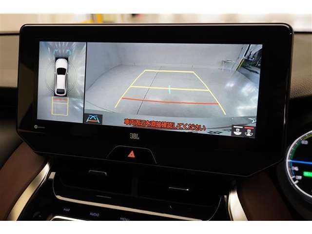 パノラミックビューモニター付きです。車両を上から見たような映像をディスプレイオーディオ画面に表示。運転席からの目視だけでは見にくい、車両周辺の状況をリアルタイムでしっかり確認できます。