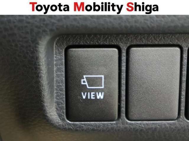 車両を上から見た映像で周囲の状況もリアルに確認できるパノラミックビューモニター付きなので、不慣れな道でも安心できます。