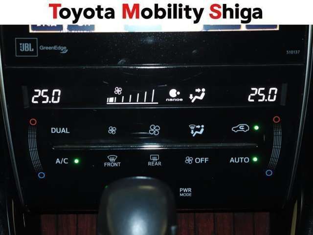 左右独立して温度調整が出来るオ-トエアコン装着車です。助手席の方を労わる事が出来る便利な機能です。