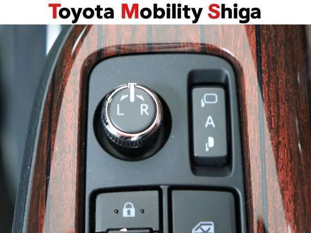 駐車時に便利なスマ-トキ-連動オ-ト格納式ドアミラーを装備しています。施錠すると自動的にドアミラーを格納する便利な機能です！