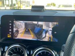 ☆パノラミックビューモニター☆車両の前後左右に搭載したカメラから取り込んだ映像を合成し、車両を上から見たような映像をディスプレイに表示。目視しづらい車の周囲をぐるりと見渡せ、しっかり確認できます。