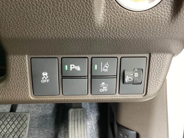 ハンドルの右側にはヘットライトリベライザーとHondaセンシング用のメインスイッチがついています。ヘッドライトリベライザーは道路状況や積荷の加重に応じてライトの高さを調節できます。