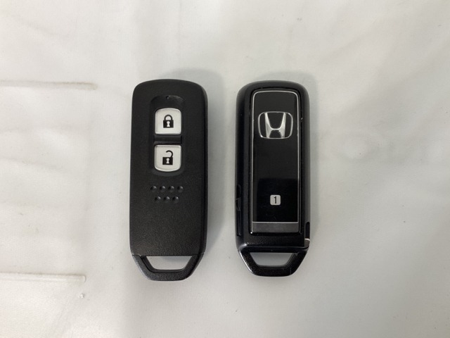 スマートキーを装備しています。鍵を差し込むことなくドアロックの開け閉めと、スタートボタン操作でのエンジンスタートができます。スペアキーも同じものを用意しております。