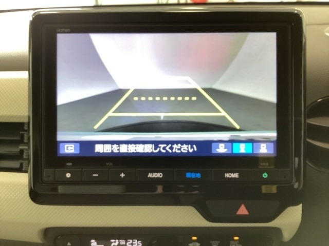 バックでの車庫入れも安心です！　リアカメラが付いているバックモニター付のナビを装備しております。操作線もついており距離感も画面から確認できます。