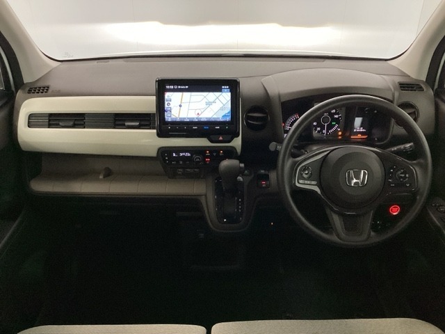 車内は光触媒抗菌消臭施工済です。インパネ周りはスタイリッシュなデザインで機能や装備も充実しています。グローブボックスやカップホルダーのほかにトレーなどたくさんの収納スペースが付いています。