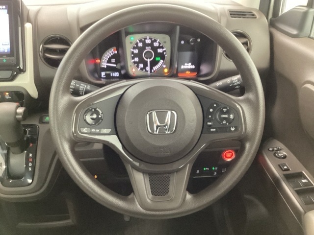 ハンドルにHondaセンシング系のクルーズコントロールやレーンキープアシストなどのスイッチと、オーディオの操作スイッチが装備されています。ハンドルから手を離さず安全に操作できます。