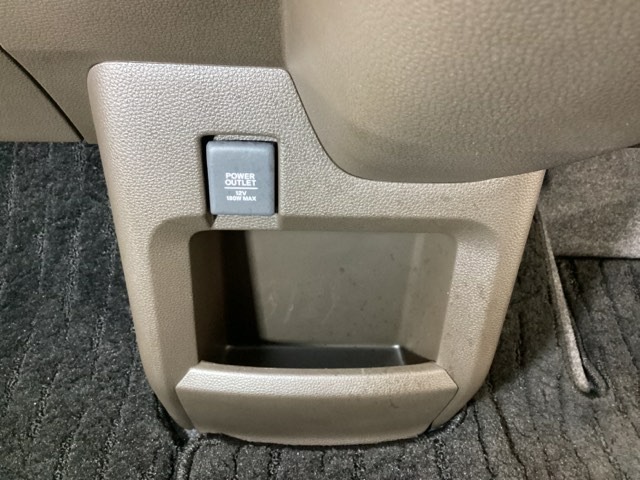 クセサリーソケットはUSBのアダプターなどをつければ、スマホの充電にも使えます。