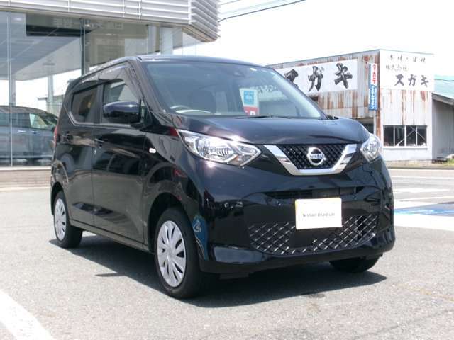 【車検・点検もおまかせください】　お買い上げ頂いたお車の整備も当社工場で行います。ディーラー基準の安心な整備でお客様の車検・点検もサポートします。