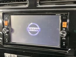 【純正ナビ】人気の純正ナビを装備。オーディオ機能も充実しており、Bluetooth接続すればお持ちのスマホやMP3プレイヤーの音楽を再生可能！毎日の運転がさらに楽しくなります！！