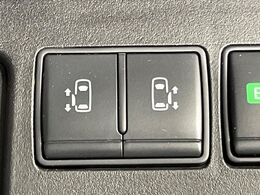 【両側パワースライドドア】スマートキーや運転席のスイッチで後席両側スライドドアの開閉が可能♪電動だから力を入れてドアを開ける必要が無く、小さなお子様でも簡単に開け閉めでき快適です♪