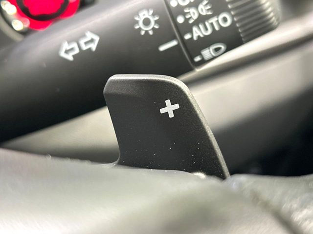 【パドルシフト】ハンドルから手を離さずに素早くシフトアップ＆ダウンができるので、エンジンブレーキを使う下り坂や高速道路の合流で加速したい場面で役立ちます。