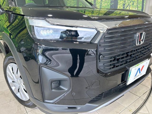 【LEDヘッドライト】悪天候や夜間走行時も良好な視界を確保し安心して運転できる高輝度LEDヘッドライトを装備！点灯速度が早く、消費電力も抑えられています。