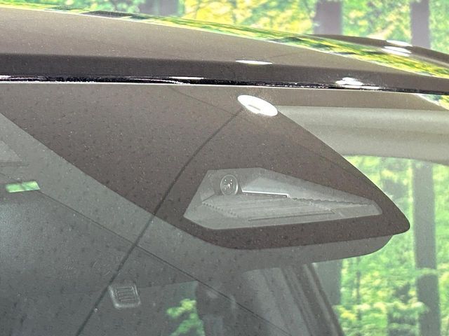 【ホンダセンシング】走行中に前方の車両等を認識し、衝突しそうな時は警報とブレーキで衝突回避と被害軽減をアシスト。より安全にドライブをお楽しみいただけます。