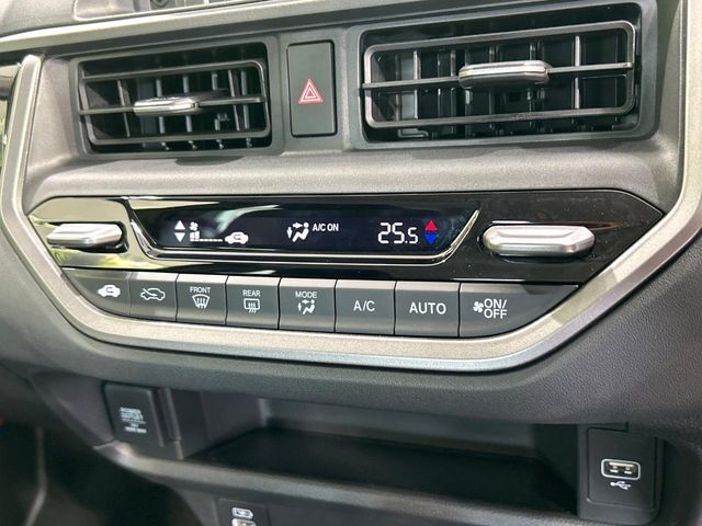 【オートエアコン】一度お好みの温度に設定すれば、車内の温度を検知し風量や温度を自動で調整。暑い…寒い…と何度もスイッチ操作をする必要はありません。快適な車内空間には必須の機能ですね♪