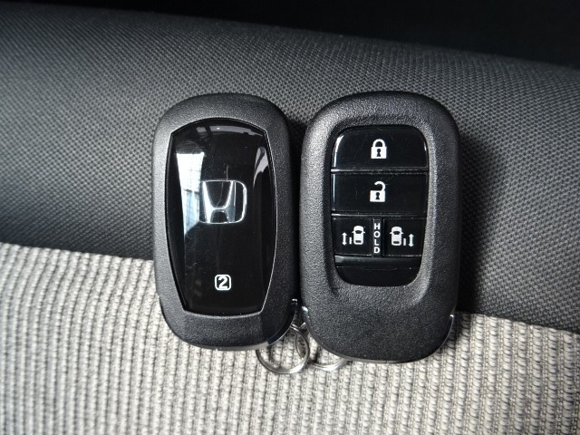 スマートキー付！キーを取り出さなくてもドアロックの施錠・開錠、エンジンの始動が出来ます！雨の日や荷物の多い日にとても便利ですね♪