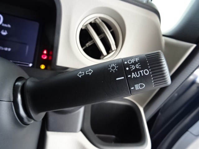 オートライト付きです。手元での操作なしでヘッドライトのON/OFFできます。トンネルでの点灯・消灯忘れ防止に役立ちます！