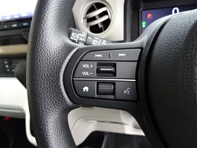 ハンドルにオーディオの操作スイッチが装備されています！視線を前方から外さずハンドルから手を離さずに操作できるのでとっても安全ですね♪