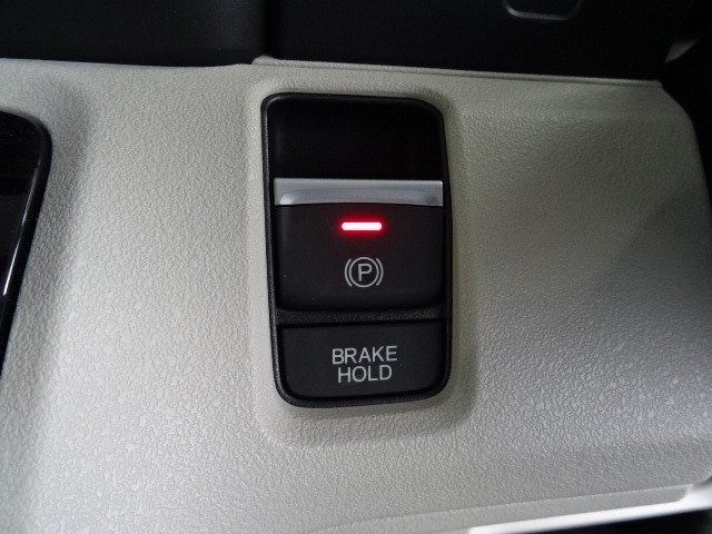スイッチを引くだけで、パーキングブレーキが作動します♪
