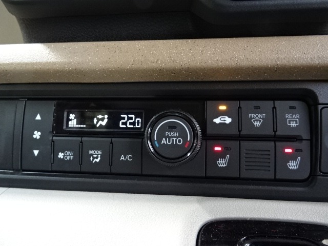 オートエアコンタイプなので細かい操作なしで快適温度に調整してくれます。シートヒーター付きで、冷えた車内でもスイッチを押せば数秒で座面と背もたれがあたたかくなります。