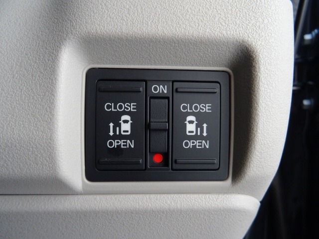 両側電動スライドドア！！荷物で手が塞がる時など簡単にドアの開閉が出来ます！何より力いらずで開閉OK！女性やお年寄りにも優しい♪電動機能はOFFにもできますから元気なお子様の駆け出しも安心！