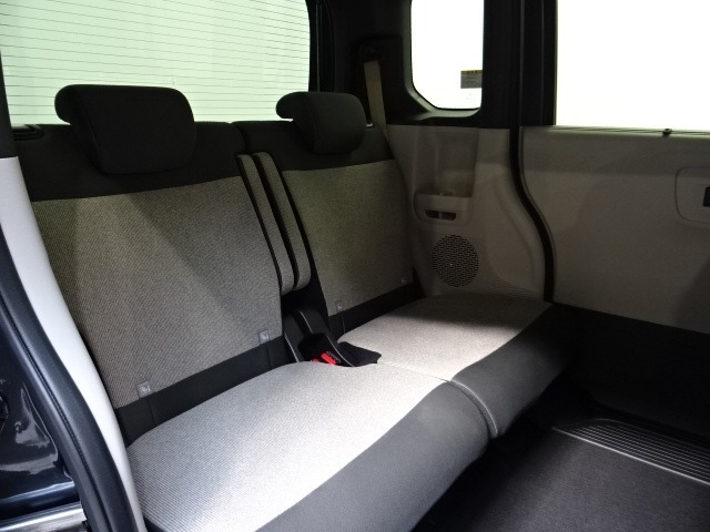 リアシートもゆったり快適に座っていただけますので、後部座席にお乗りの大切な方も楽しくドライブに参加していただけます。