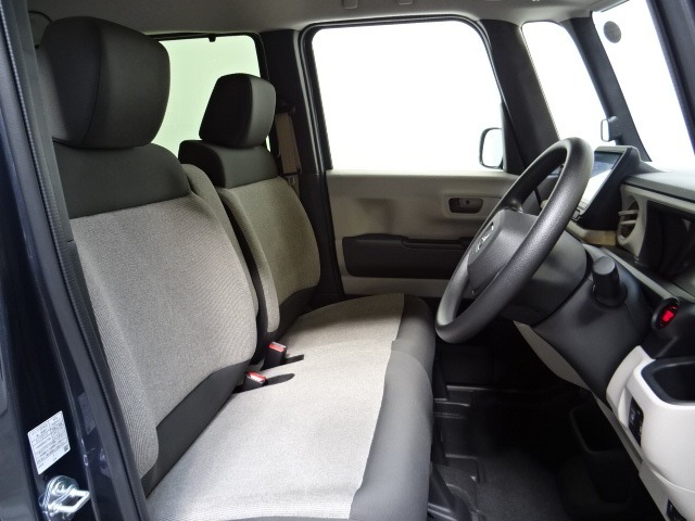 フロントシートはベンチシートタイプ♪　センターには格納式アームレストも付いています！！室内空間は広々で移動も楽々です♪狭い駐車空間など助手席ドアから出たい時にも大変便利ですよ♪