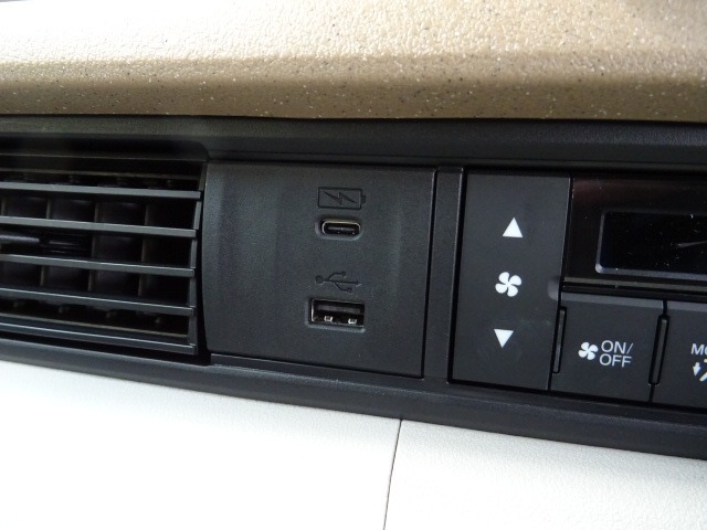 便利な充電用USBジャックも付いています☆周辺機器の充電にご利用頂けます☆