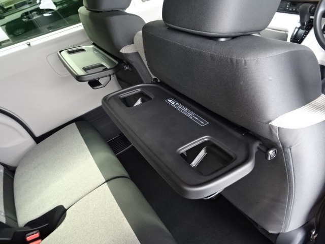 両席カップホルダー付きシートバックテーブルです。飲み物やちょっとした小物を置くのに大変便利で使い勝手が良いです。