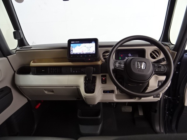 ドライバーを包み込むように、ディスプレーやスイッチ、コンソールを配置。座った瞬間から運転への期待が！空間そのものの心地よさにこだわっています。