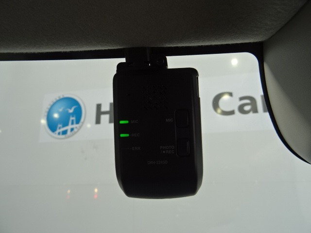 『ドライブレコーダー』動画を残すことで万が一の事態に遭遇した時の必須アイテムです！急ブレーキ・急ハンドルが起こった際、自動で記録が上書きされずに保存され、後でPC等で確認出来ます。