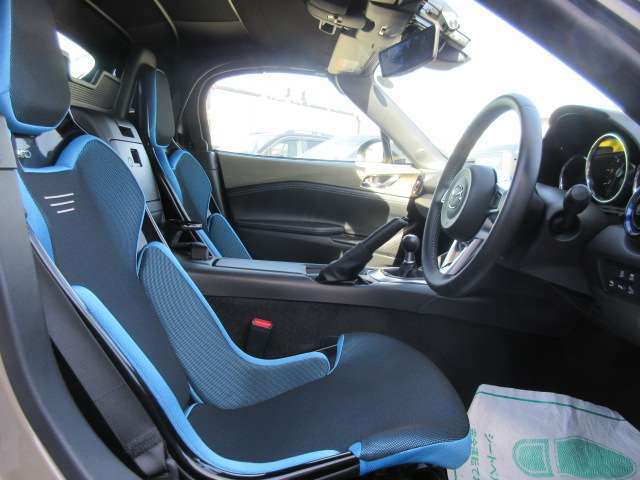 RECARO　RCS　フルバケットシート搭載♪　スタイリッシュで先進的なデザインのシートはお洒落でかっこいいですね♪