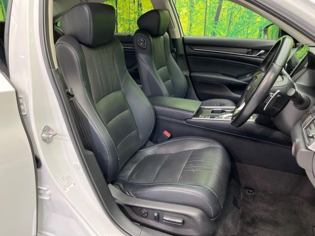 【黒革シート】上質な本革を使用し、高級感あふれる黒革シート。常に体に触れる部分だから、座り心地の良さにはこだわりたいですね♪汚れの付着や劣化を抑制する内装コーティング施工もおススメですよ♪