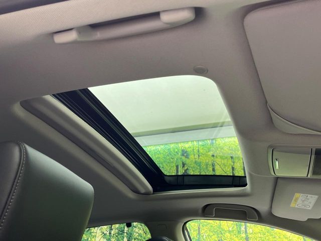 【サンルーフ】開放感たっぷりの希少装備、サンルーフが装着されています！車内に明かりを取り入れたり景色を楽しむ以外にも、車内の空気も簡単に換気できて快適です！