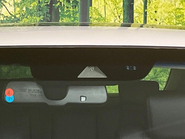 【ホンダセンシング】走行中に前方の車両等を認識し、衝突しそうな時は警報とブレーキで衝突回避と被害軽減をアシスト。より安全にドライブをお楽しみいただけます。