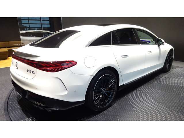 メルセデスの認定中古車「サーティファイドカー」では、万一お車が故障した場合も、ご購入後1年間もしくは2年間※は走行距離にかかわらずメルセデス・ベンツ正規サービスネットワークで無料修理いたします。