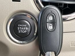 【キーレススタートシステム】カバンやポケットに入れたままでもドアの施錠・解錠が可能なスマートキーを装備。エンジンのオン・オフ時もカギを取り出す必要が無いからとっても便利です♪
