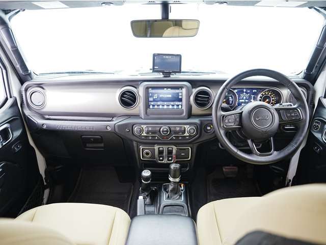 JEEP特有の遊び心溢れるインテリアはドライバーの感情を高揚させてくれます♪是非一度、ご体感下さい！！