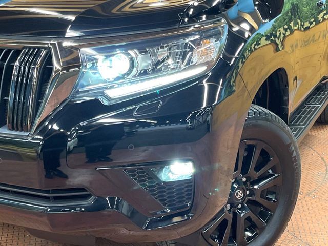 【LEDヘッドライト】悪天候や夜間走行時も良好な視界を確保し安心して運転できる高輝度LEDヘッドライトを装備！点灯速度が早く、消費電力も抑えられています。