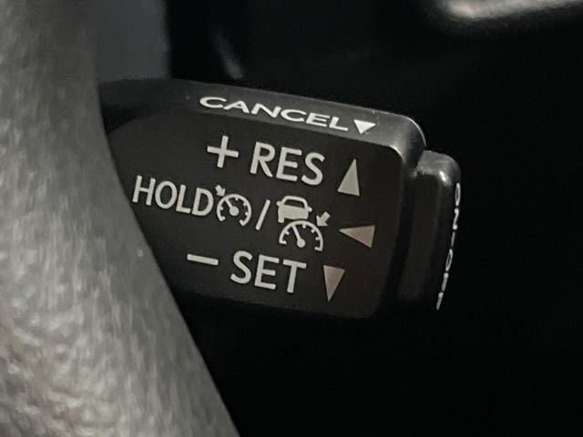 【レーダークルーズコントロール】高速道路での長距離走行が楽に！！自動で速度を保つクルーズコントロールが、衝突軽減システムと連携し、前方の車両を感知して車間を保つように速度調節してくれます！！