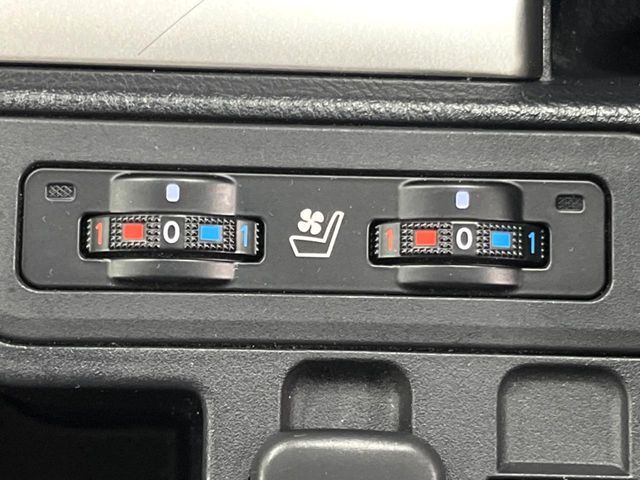 【シートベンチレーション】夏場は涼しい風でお尻や背中の熱やムレを防ぎ、冬はエアコンよりも早く温まってポカポカに！季節を問わず快適に過ごせます。