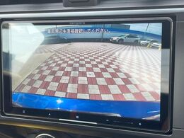【バックカメラ】駐車時に後方がリアルタイム映像で確認できます。大型商業施設や立体駐車場での駐車時や、夜間のバック時に大活躍！運転スキルに関わらず、今や必須となった装備のひとつです！