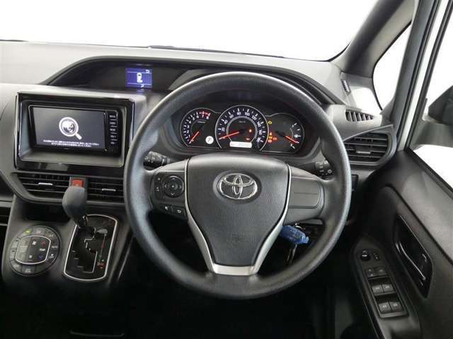 見通しのよいすっきりとした視界で、誰でも運転しやすいです。運転のしやすさは疲れにくさにも繋がりますよ♪