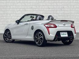 お車を左後ろから見るとこのような感じになります。テールランプやドアバイザー等装備品を確認できます。