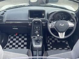 コックピット内の全体像です。運転席・助手席付近の様子を掲載しております♪